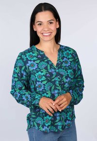 Blumenbluse mit navy Hintergrund und mehrfarbigen Blumen, V-Ausschnitt und Knopfdetails. Lange, geraffte Ärmel mit lockerer Passform.