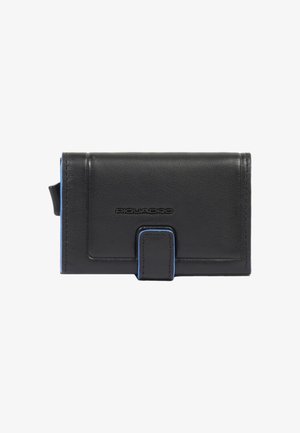 Cartera de cuero negro con acabado texturizado, que presenta un detalle azul, un broche frontal y el logo de la marca en relieve. Diseño compacto y rectangular.