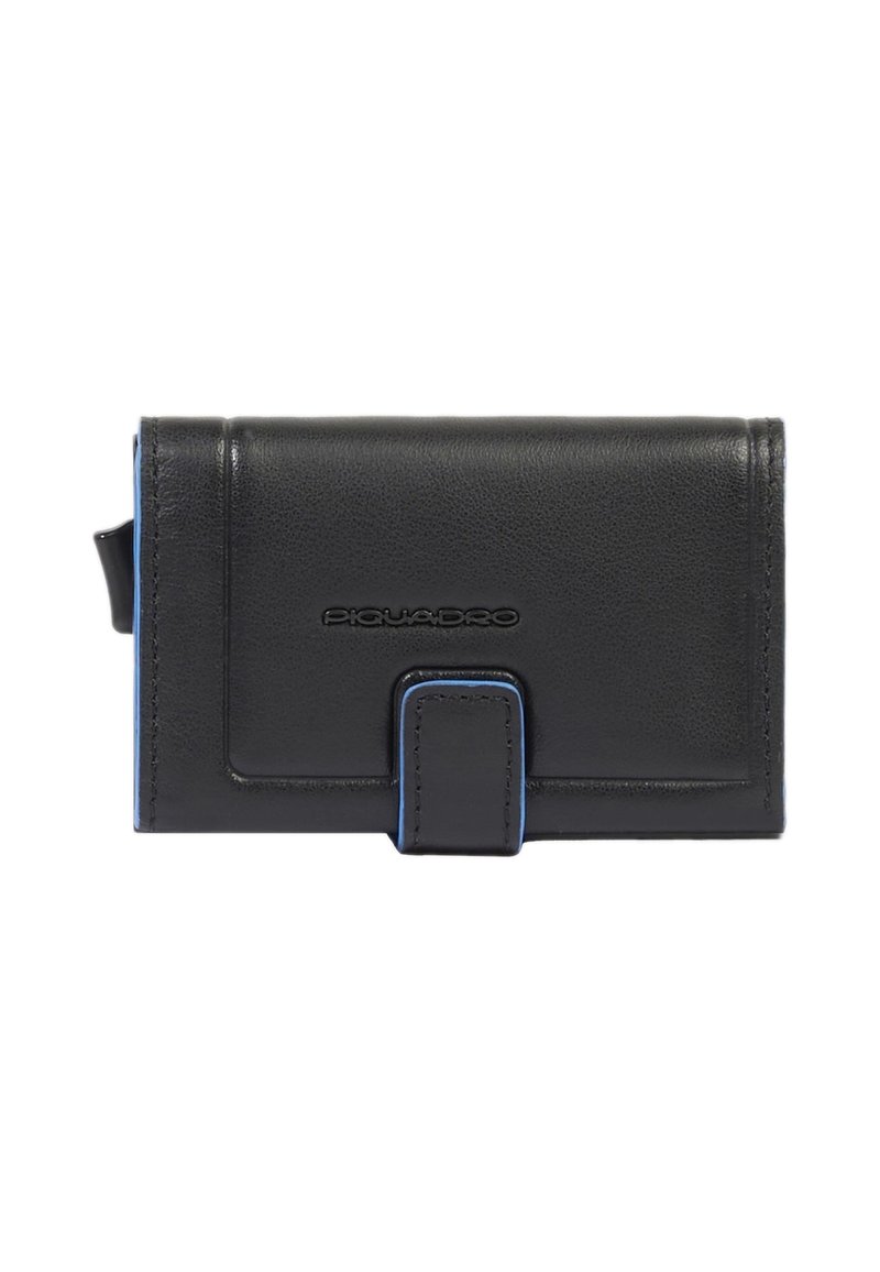 Schwarzes Lederportemonnaie mit strukturierter Oberfläche, versehen mit einem blauen Akzent, einem vorderen Verschluss und geprägtem Markenlogo. Kompaktes, rechteckiges Design.