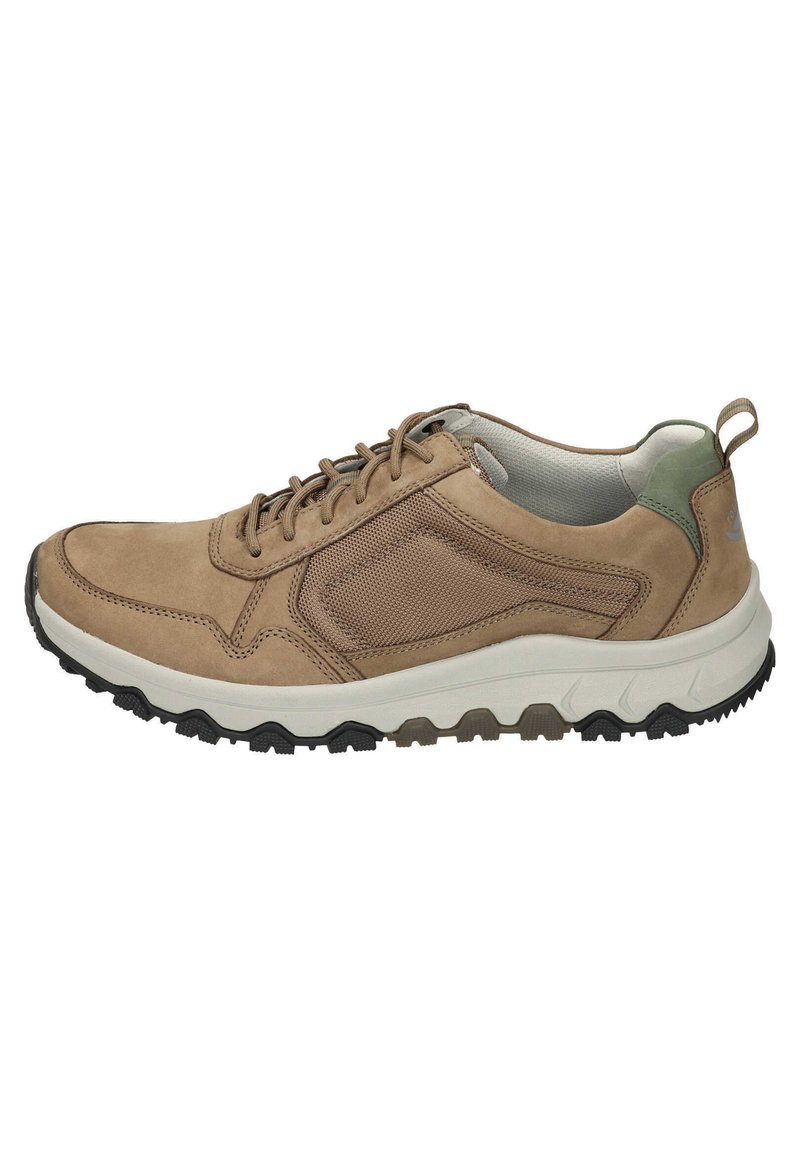 Bruine suede en mesh sneakers met een witte zool, voorzien van een textuur op het bovenwerk, een ronde neus en een trekhaak bij de hak voor gemakkelijke aan- en uittrekken.