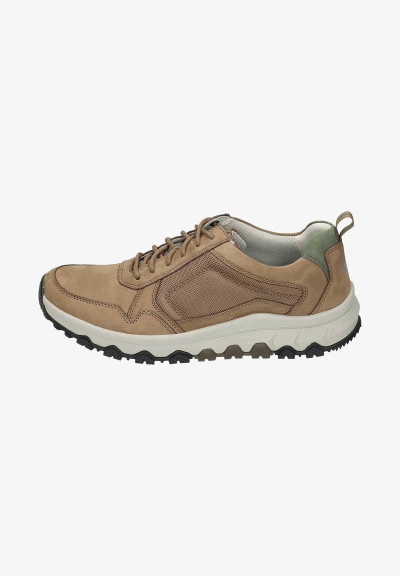 Bruine suede en mesh sneakers met een witte zool, voorzien van een textuur op het bovenwerk, een ronde neus en een trekhaak bij de hak voor gemakkelijke aan- en uittrekken.