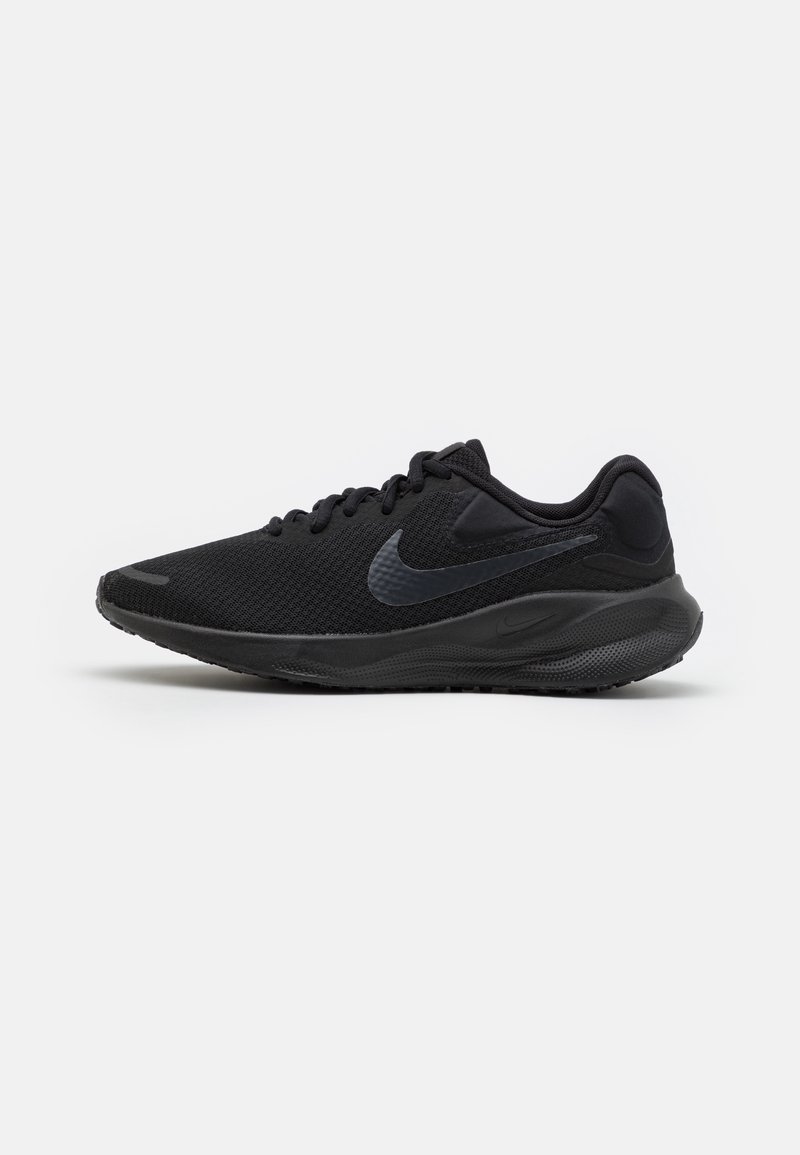 Schwarzer Sportschuh mit Mesh-Obermaterial, runder Zehenform und gepolsterter Sohle. Verfügt über ein schwarzes Swoosh-Logo und strukturierte Akzente. Schnürdesign.