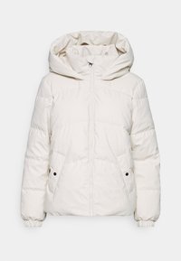 Biała ocieplana kurtka zimowa z dużym kapturem, zamek błyskawiczny z przodu, zapinane na guziki kieszenie i elastyczne mankiety.