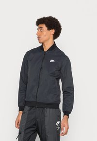 Nike Sportswear M NSW SPE WVN UL BOMBR JKT - Bomberjacka - black/white