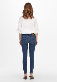 ONLY MATERNITY OLMDAISY PUSH UP - Uske traperice - medium blue denim