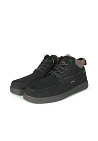Zapatillas de ante negras de altura media con cordones grises, detalles en verde y un cuello suave. Incluyen una suela de goma texturizada con detalles de tracción.