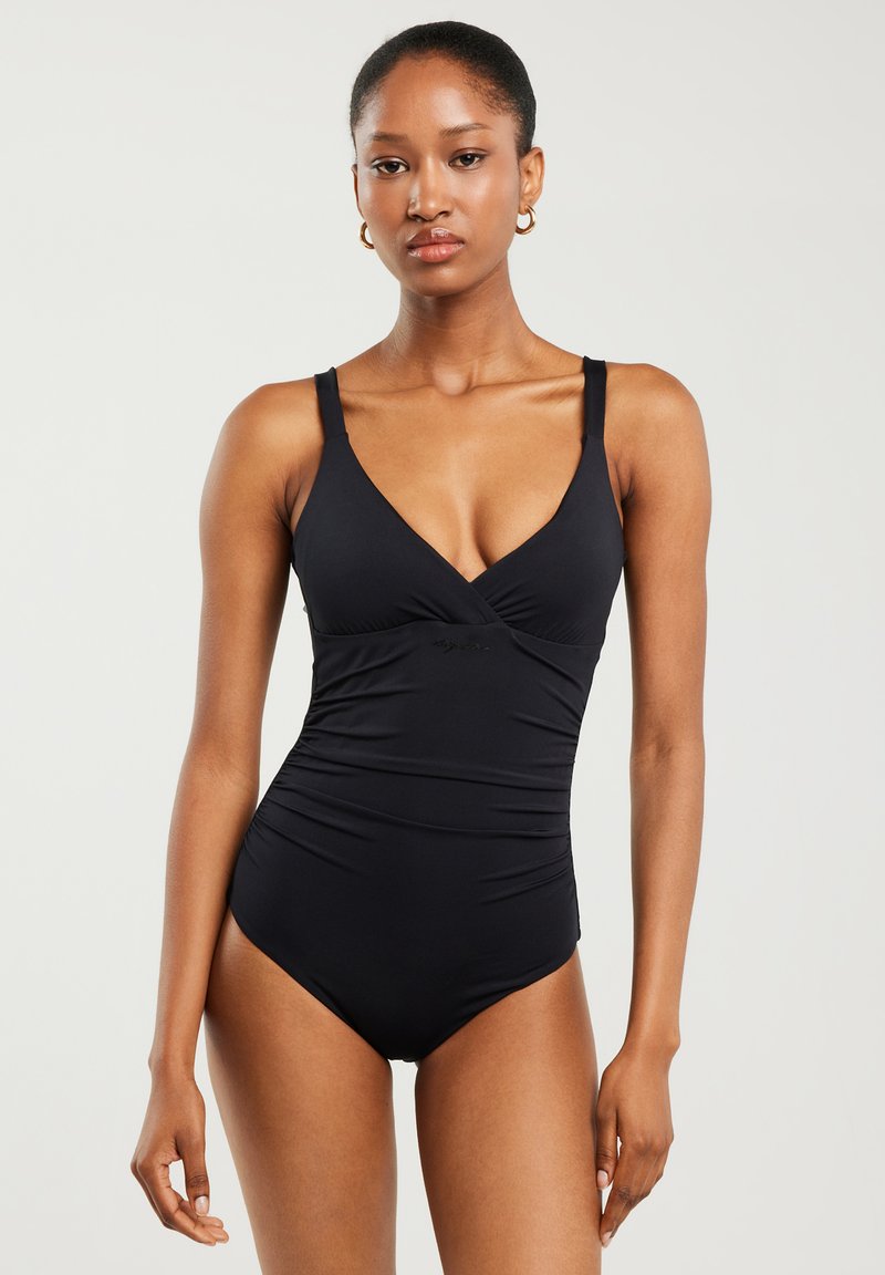 Melna viendala sastāva peldkostīms ar V veida kakla izgriezumu, regulējamām siksnām un sakoptu auduma faktūru, kas nodrošina glaimojošu piegulšanu.