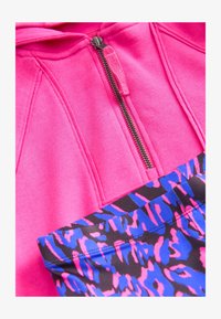 Nije odabrano, pink and blue animal