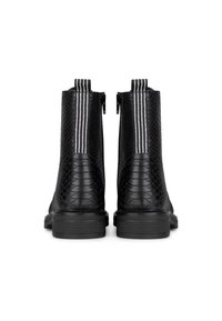 Bottines noires à talons avec un motif en cuir de serpent texturé, présentant un bout rond, deux zips et de discrètes rayures blanches à l'arrière.