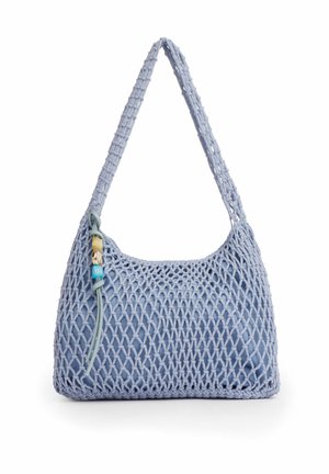 Borsa a tracolla in macramè azzurro chiaro con interno in tessuto solido e dettaglio con filo di perline appeso da un lato.