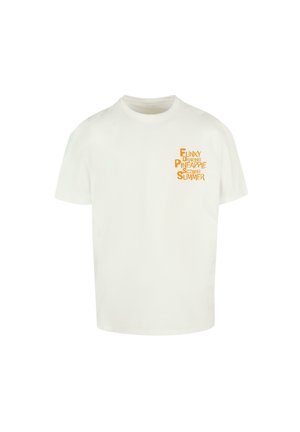 T-shirt en coton blanc à manches courtes avec un texte graphique orange : "Ananas Dansant Funky Été Brûlant" sur le côté gauche.