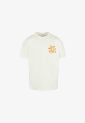 T-shirt en coton blanc à manches courtes avec un texte graphique orange : "Ananas Dansant Funky Été Brûlant" sur le côté gauche.