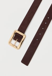 Donkerbruine leren riem met een grote, glanzende gouden vierkante gesp en meerdere verstellingsgaten op een witte achtergrond.