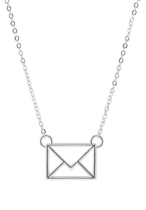 Hopeinen kaulakoru, jossa on riipus yksinkertaisen ääriviivoilla varustetun kirjekuoren muodossa, roikkuu kahden pienen renkaan varassa hienolla ketjulla.
