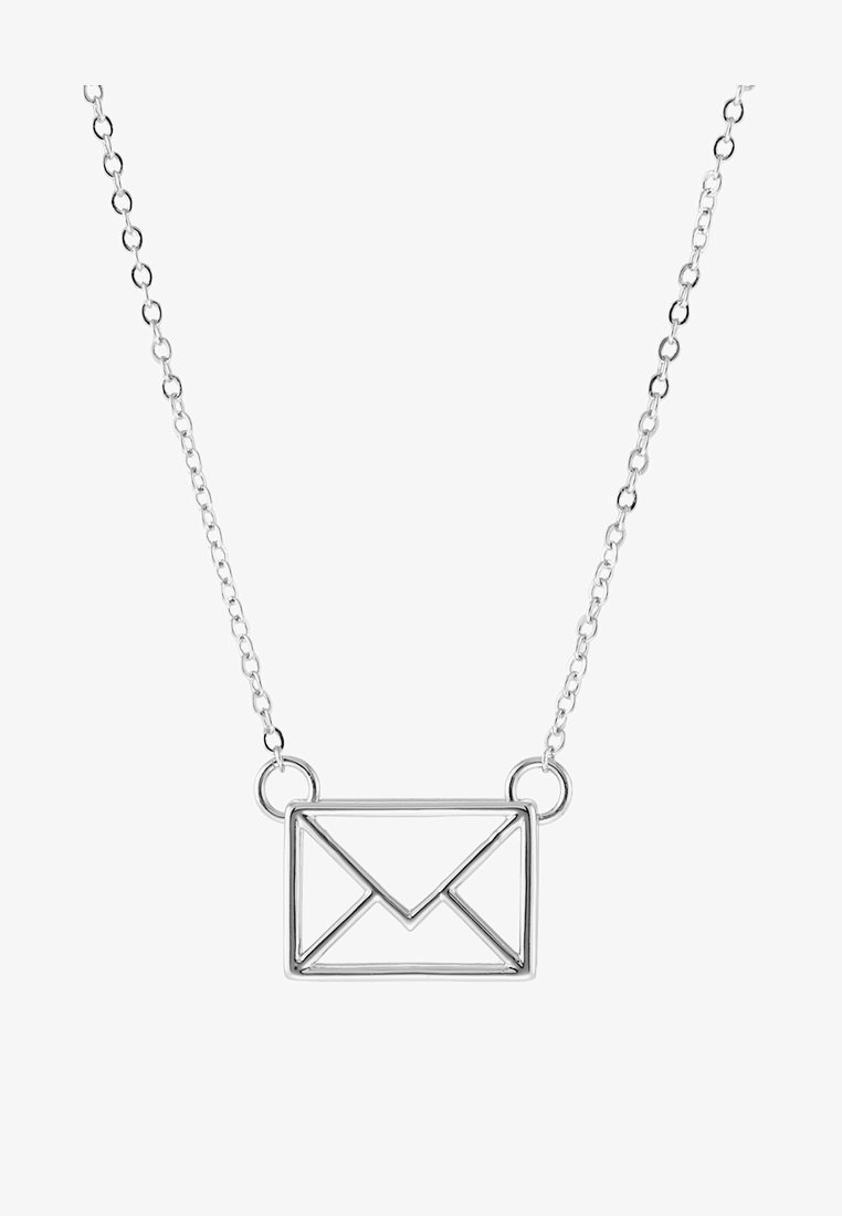 Collier en argent avec un pendentif en forme d'enveloppe simple en contour, suspendu par deux petits anneaux sur une chaîne fine.