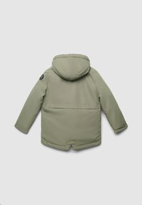 Giacca isolante verde con cappuccio, caratterizzata da una superficie liscia, una toppa con logo sulla spalla sinistra e un orlo dritto sul retro.