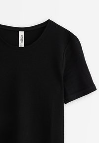 Svart bomullströja med rund halsringning och korta ärmar. Slät struktur, minimalistisk design och etikett inuti halsområdet.