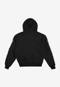 Czarna bluza z kapturem, z prążkowanymi mankietami i dolnym wykończeniem, z białym napisem na lewym rękawie. Wykonana z miękkiej bawełnianej tkaniny.