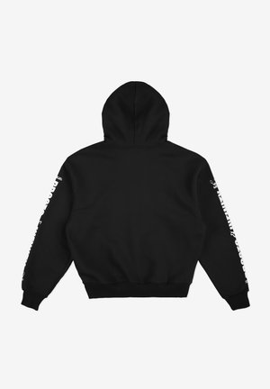 Czarna bluza z kapturem, z prążkowanymi mankietami i dolnym wykończeniem, z białym napisem na lewym rękawie. Wykonana z miękkiej bawełnianej tkaniny.