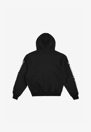 Czarna bluza z kapturem, z prążkowanymi mankietami i dolnym wykończeniem, z białym napisem na lewym rękawie. Wykonana z miękkiej bawełnianej tkaniny.