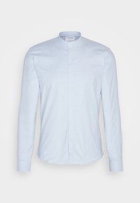 Camisa de manga larga azul claro con cuello tipo banda, presenta un cierre frontal con botones y una tela suave, ligeramente texturizada.