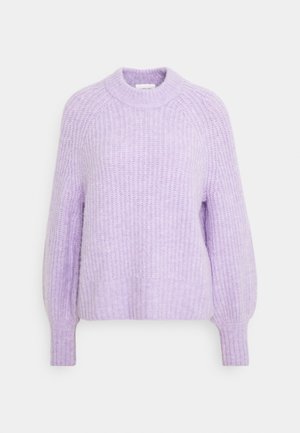 Pull en maille épaisse lilas avec col montant haut, manches longues bouffantes et poignets et ourlet côtelés, présenté sur un fond blanc.