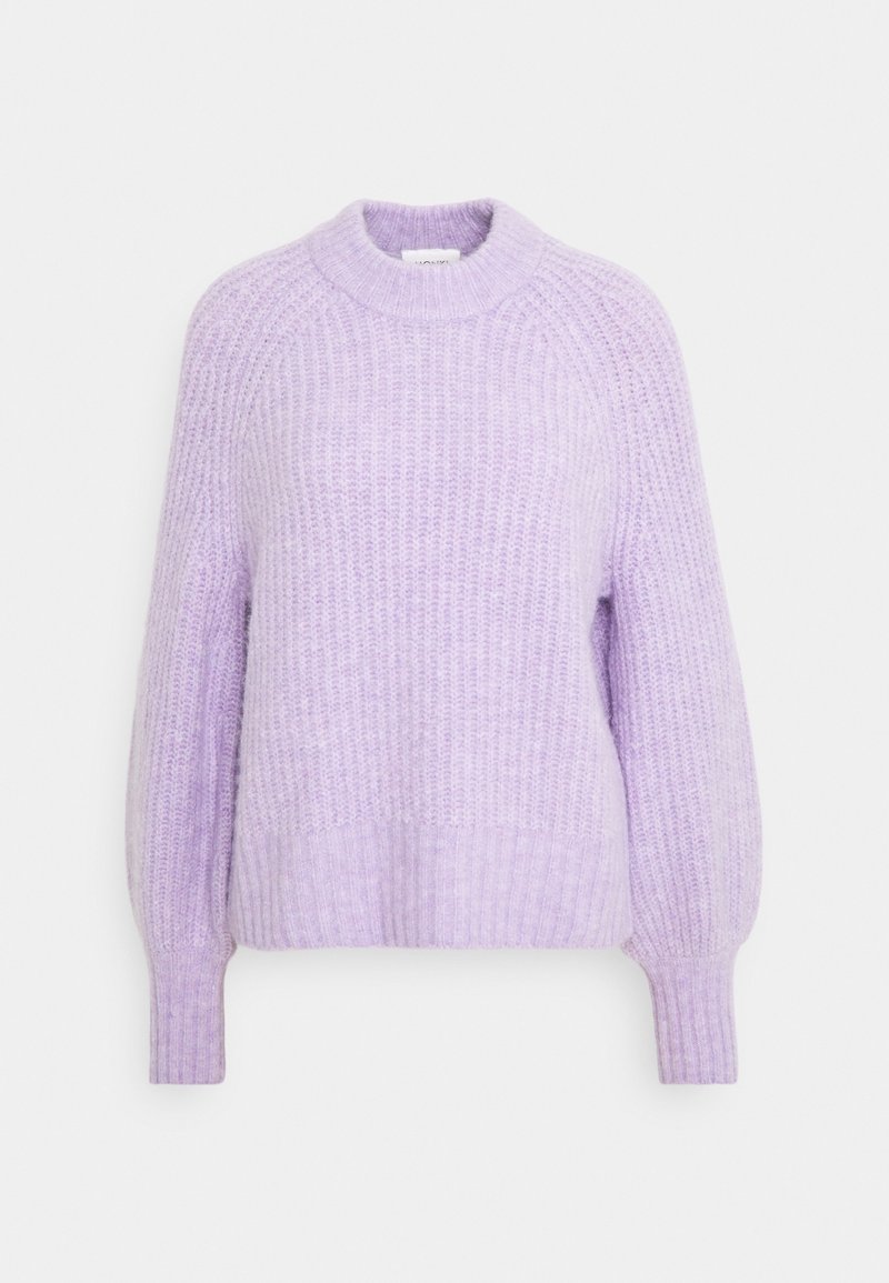 Pull en maille épaisse lilas avec col montant haut, manches longues bouffantes et poignets et ourlet côtelés, présenté sur un fond blanc.