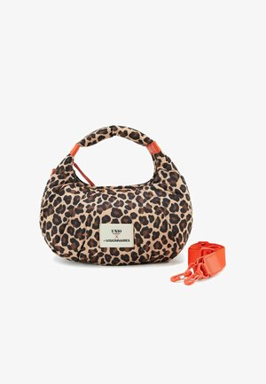 Leopardenmuster Stofftasche in runder Form, ausgestattet mit einem orangefarbenen Riemen und Beschlägen sowie einem Etikett mit der Marke "UNIO x les VISIONNAIRES".