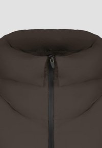 Hnědá zateplená bunda s vysokým límcem a předním zipem s tmavým táhlem. Hladká textura s minimalistickým designem.