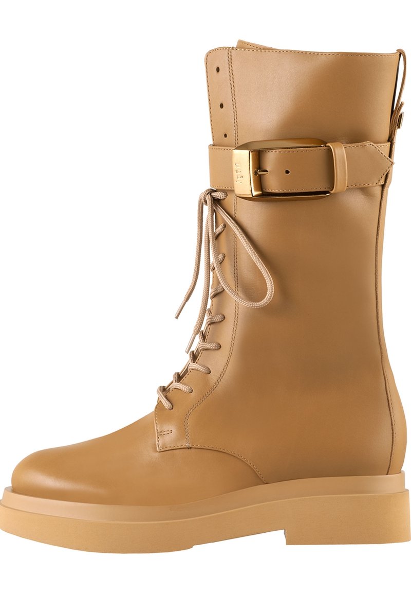 Tanleren veterschoenen met een brede band en een gouden gesp, een ronde neus en een robuuste zool voor stabiliteit.