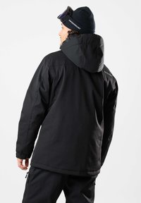 Schwarze wasserdichte Jacke mit Kapuze, elastischen Ärmelbündchen und glatter Textur. Verfügt über dezente Markenkennzeichnung auf der Schulter und ein schlankes Design.