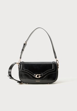 Sac à bandoulière en cuir noir Guess avec logo doré "G" et bandoulière réglable sur fond clair uni.