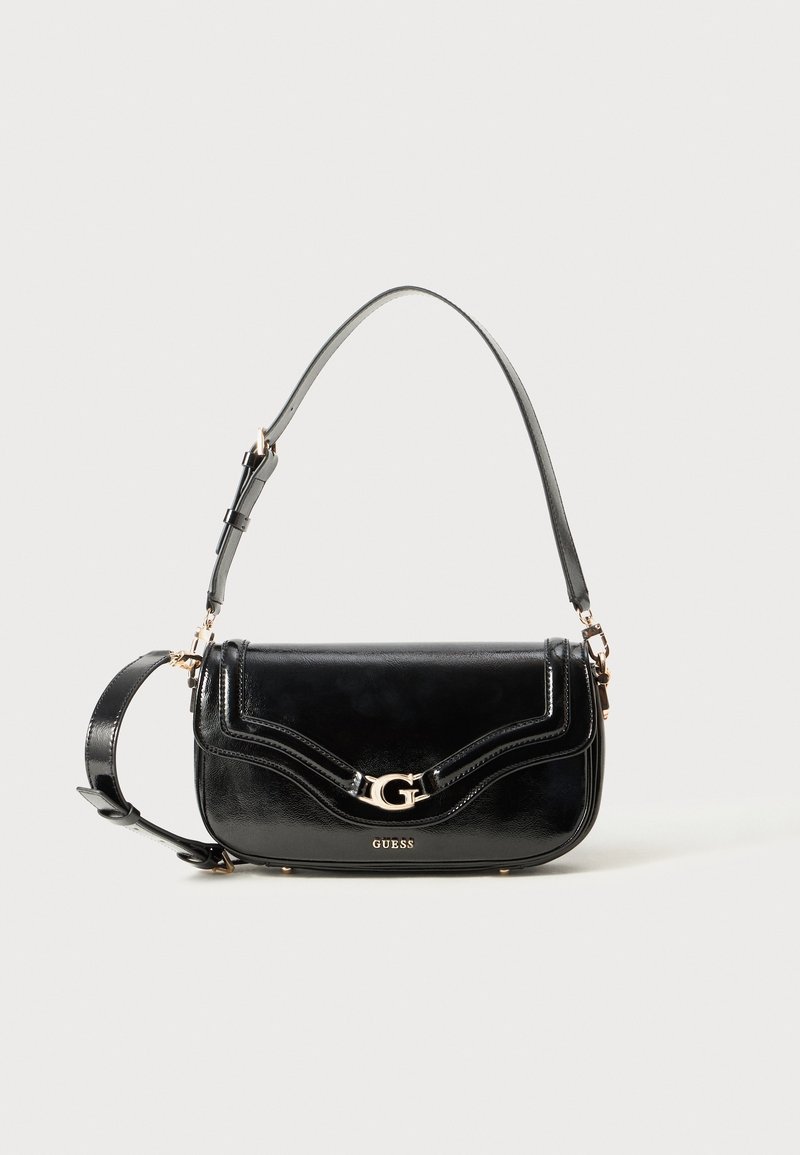 Sac à bandoulière en cuir noir Guess avec logo doré "G" et bandoulière réglable sur fond clair uni.
