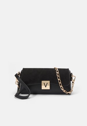 Borsa nera con texture in suede, tracolla in catena dorata e pattina quadrata con un accento prominente del logo "V".
