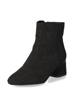 Zwarte enkellaars met spitse neus, blokhak en bedekt met kleine glanzende studs, toont de buitenkant en ritssluiterdetail.