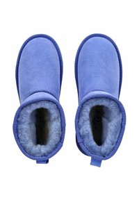 Blaue Wildlederschuhe mit weichem Fleece-Futter, runder Form und einer Zuglasche für ein einfaches Anziehen. Mit gesteppten Kanten für Haltbarkeit.