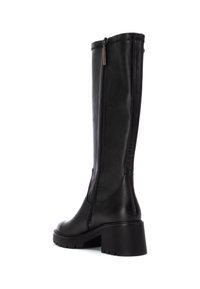 Stivale nero in pelle fino al ginocchio con tacco spesso, zip laterale, texture liscia e dettagli delle cuciture lungo il gambale.