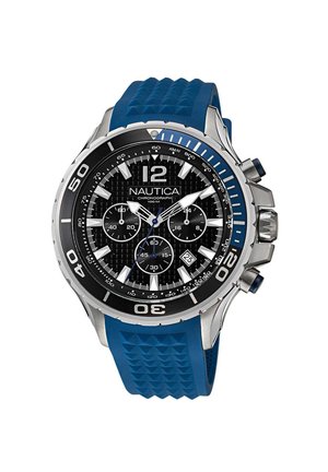 Montre chronographe Nautica avec un cadran rond noir, un boîtier en acier inoxydable argenté, un bracelet en caoutchouc bleu et des indicateurs d'heure argentés bien visibles.