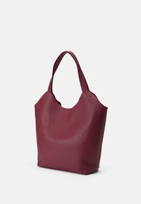 Mörkröd läderhandväska med en slät yta, rundade övre kantar och två robusta axelremmar. Kompakt design för enkel bärbarhet.