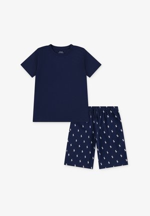 Conjunto de pijama de algodón en azul marino que incluye una camiseta lisa y pantalones cortos con un patrón repetido de logo ecuestre en blanco. Cinturilla elástica en los pantalones cortos.