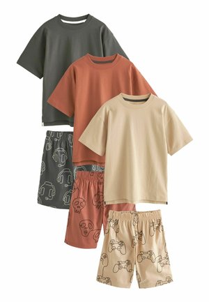 Ensemble de quatre chemises décontractées à manches courtes et de shorts. Couleurs : gris foncé, rouille, crème et pêche. Les imprimés graphiques incluent des écouteurs, des têtes de mort et des manettes de jeu.