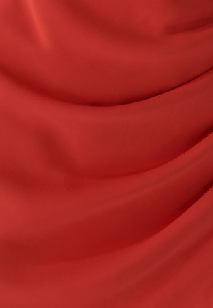 Raudona medžiaga su lygiu, tekstūruotu paviršiumi, demonstruojanti švelnius nuopolius ir klostes, pabrėžiančias jos turtingą spalvą ir tolygų apdailą.