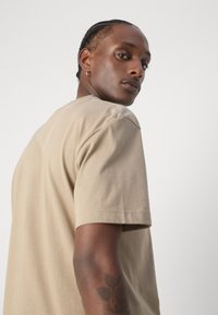 Calvin Klein COMFORT FIT - Jednoduché tričko - brindle