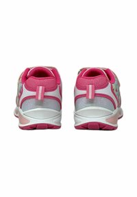 Scarpe sportive rosa con un pannello bianco e traslucido glitterato, caviglia imbottita e linguetta sul tallone per una facile vestibilità.