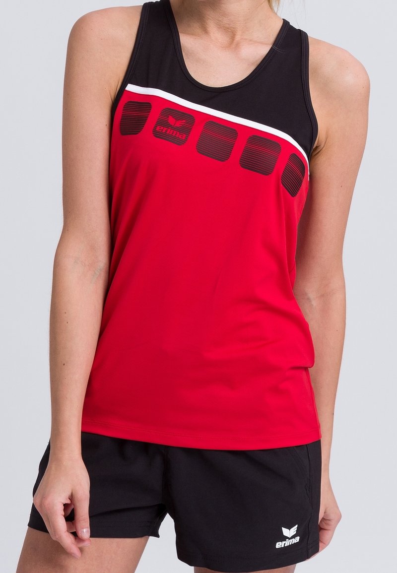 Top deportivo atlético rojo y negro con una franja blanca en contraste, que presenta un diseño estampado en el pecho y un logo en la parte izquierda. Pantalones cortos negros.