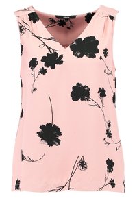 Hihaton vaaleanpunainen paita, jossa on v-kaula-aukko, musta kukkakuvio, kevyt rakenne ja hienovaraiset laskostetut yksityiskohdat olkapäissä.