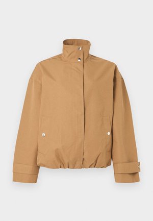 Μπεζ cropped σακάκι με ψηλό γιακά, κλείσιμο με κουμπιά τύπου snap, δύο μπροστινές τσέπες με κουμπιά τύπου snap και μακριά μανίκια με μανσέτες που κλείνουν με κουμπιά τύπου snap.