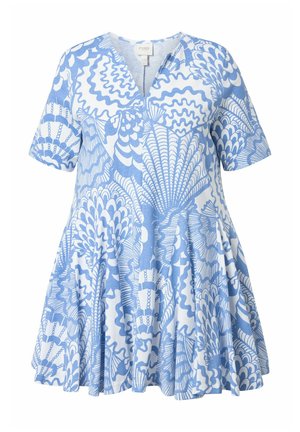 Vestido de manga corta azul y blanco con corte holgado y patrón abstracto que recuerda a conchas marinas, con escote en V y falda acampanada.