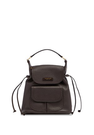 Borsa a mano in pelle marrone scuro testurizzata con manico superiore, tasca frontale con pattina e lati con coulisse, design compatto e strutturato.