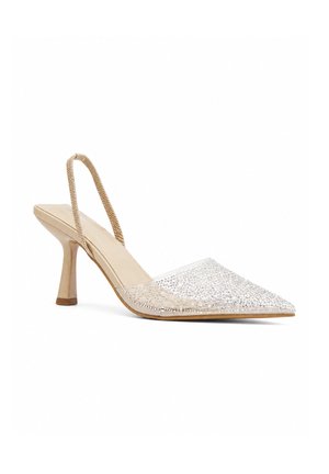 Scarpa beige con tacco alto slingback, punta appuntita coperta di strass argento e sottile cinturino testurizzato attorno al tallone.